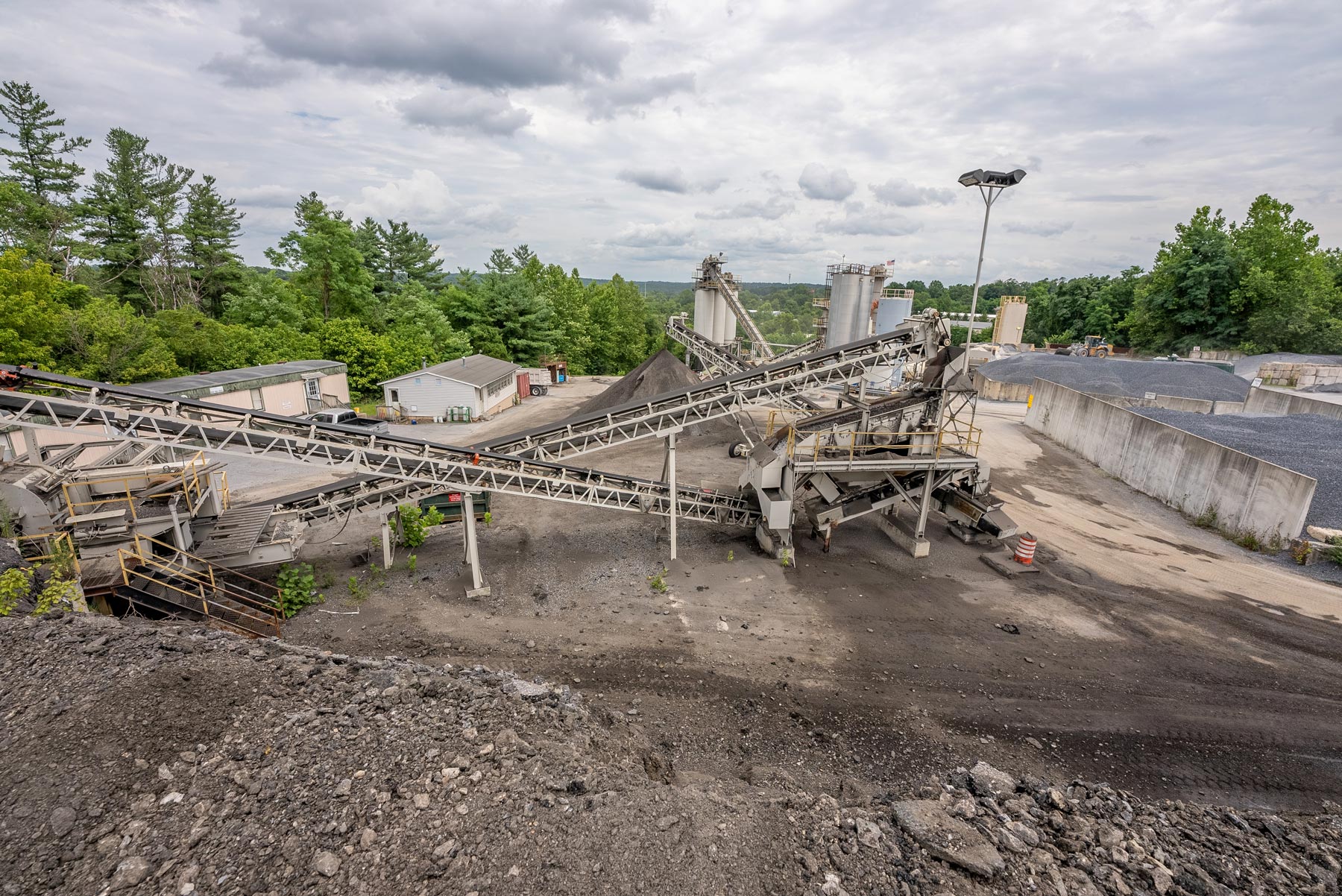 A paving plant located in Maryland, gravel conveyor belts, owned and operated by Gray & Son a leading site and development contractor in Maryland.